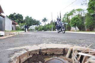 Pedestres e motociclistas são vítimas fáceis para bueiro, afirmam moradores (Foto: João Garrigó)