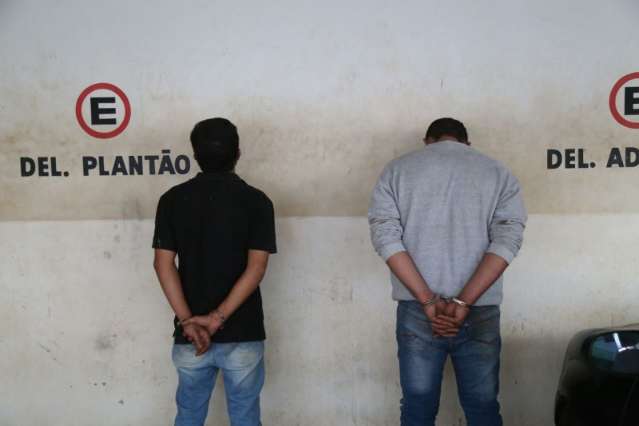 Pol&iacute;cia det&eacute;m adolescente e prende tr&ecirc;s homens por planejar furto a ve&iacute;culos