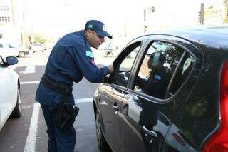Policiais também realizam blitz educativa para incentivar doações (Foto: Fernando Antunes)