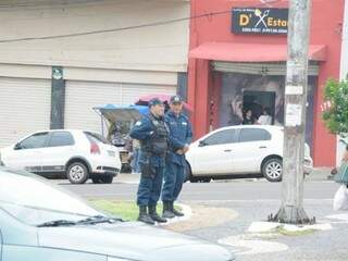 Policias militares na área central de Campo Grande (Foto: Paulo Francis)