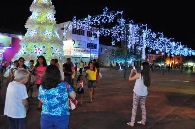 Em clima de Natal, Casa do Papai Noel vira ponto tur&iacute;stico na pra&ccedil;a