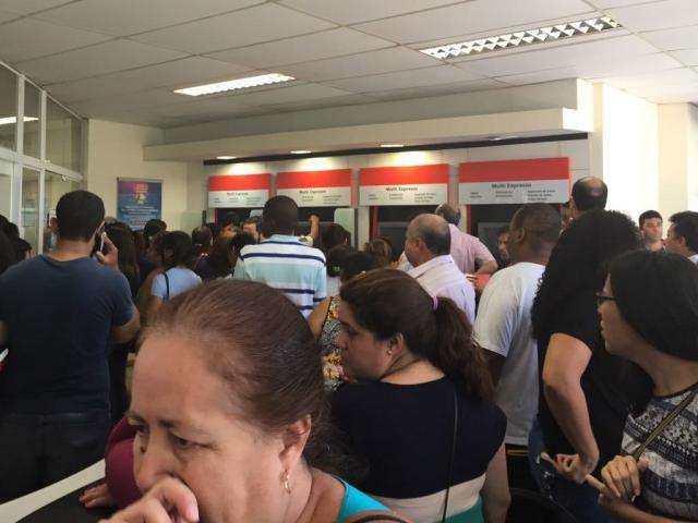 Troca de cart&otilde;es gera fila gigante em ag&ecirc;ncia do HSBC no Centro