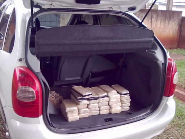  Dupla &eacute; flagrada com 33 quilos de pasta base de coca&iacute;na 