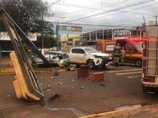 Acidente foi registrado nesta manhã na avenida Presidente Vargas. (Foto: Osvaldo Duarte/Dourados News)