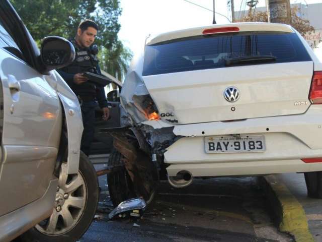 No último dia do Maio Amarelo, motorista foge após bater em carro 