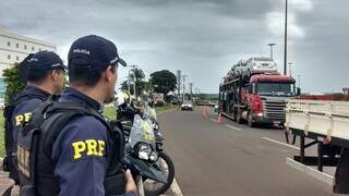 Policiais rodoviários federais durante operação (Foto: Divulgação/ PRF)
