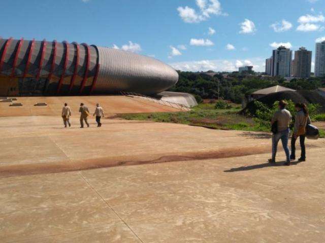 Agentes vistoriam obras do Aqu&aacute;rio do Pantanal e eliminam focos da dengue