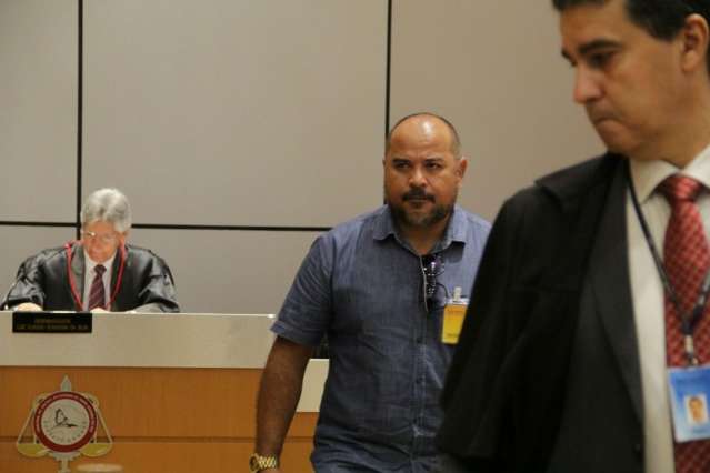 Ex-assessor confessa troca de cheques, mas nega promessas