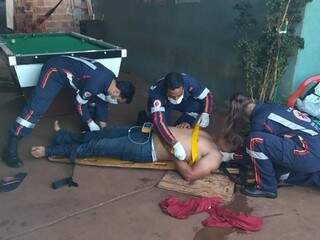 Pistoleiros fogem depois de balear jovem e idoso de 75 anos em bar