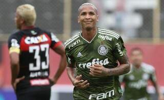 Jogador do Palmeiras, autor de dois gols na partida, correndo em campo (Foto: Cesar Greco/Palmeiras)