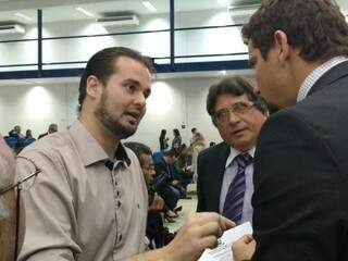 Eneas de Carvalho Neto conversa com vereadores antes da votação de projetos. (Foto: Richelieu de Carlo)