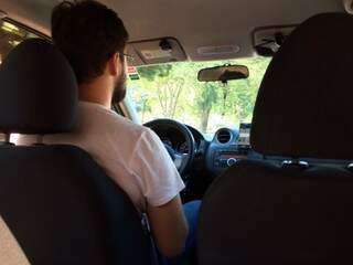 Vinícios tem 23 anos e vai trabalhar com Uber nas horas vagas.  (Foto: Thailla Torres)