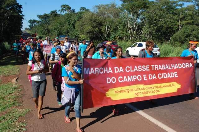 Grupo protesta contra aprova&ccedil;&atilde;o de PECs e sucateamento do trabalho