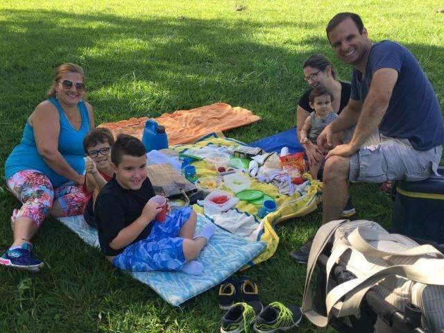 Com sol, p&uacute;blico lota Parque das Na&ccedil;&otilde;es no segundo domingo do ano