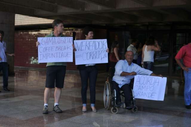 Torcida e protesto &#039;silencioso&#039; marcam recep&ccedil;&atilde;o de eleitos para diploma&ccedil;&atilde;o 