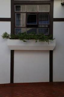 Cada pequena janela tem a companhia de floreiras. (Foto: Fernando Antunes)