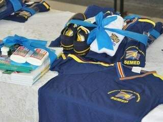 Uniformes e kits escolares entregues pela Prefeitura a alunos em anos anteriores. (Foto: Arquivo)