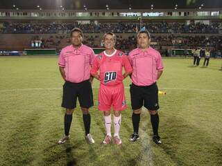 O trio de arbitragem rosa, tirou gargalhadas do público douradense. (Foto: Gazeta MS)
