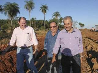 Governador Reinaldo Azambuja visitando obras de rodovias com corpo técnico (Foto: Divulgação)
