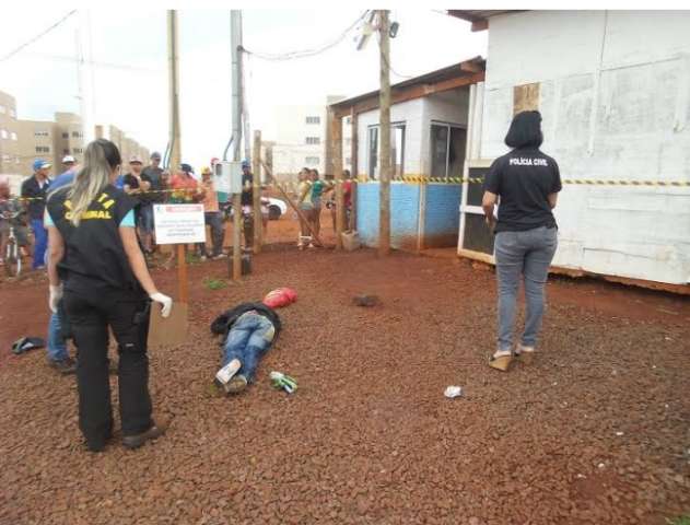 Homem &eacute; executado com 11 tiros em canteiro de obras