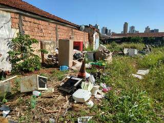 No local há eletro e eletrônicos velhos, móveis e diversos outros produtos abandonados (Foto: Liniker Ribeiro) 