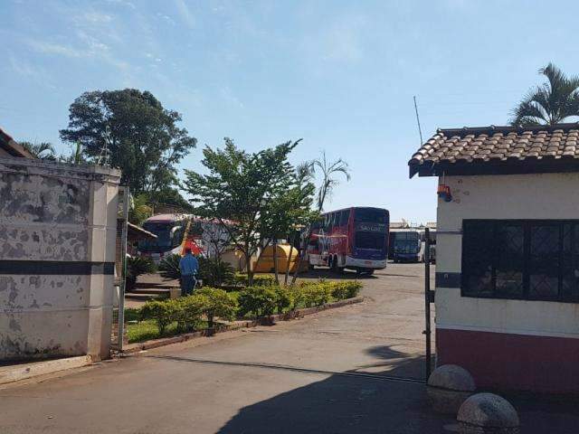 Sem receber, funcion&aacute;rios de empresa de &ocirc;nibus fazem novo protesto