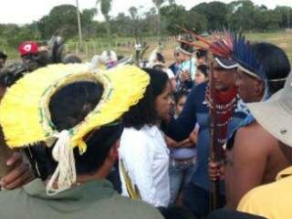 Negociação durante conflito de indígenas no território em 2013. (Foto: Gazeta do Pantanal) 