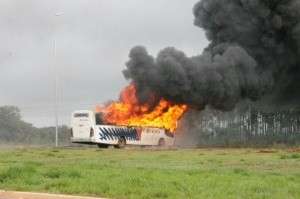 Funcionários que atearam fogo em ônibus são encaminhados para presídio 