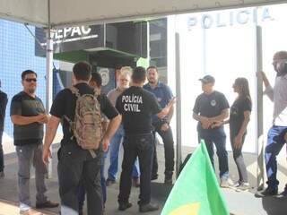 Policiais civis concentraram o protesto em uma tenda em frente a Depac Centro, na rua Padre João Crippa (Foto: Marina Pacheco)