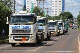 Caminhões participam de carreata nesta sexta-feira (Foto: Marcos Ermínio)
