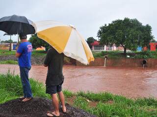 Moradores observam nível do rio Anhanduí para &quot;dar alerta&quot; a vizinhos. Foto: João Garrigó