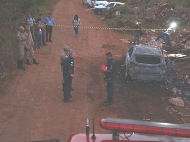 Corpo &eacute; encontrado carbonizado em rua deserta atr&aacute;s de universidade