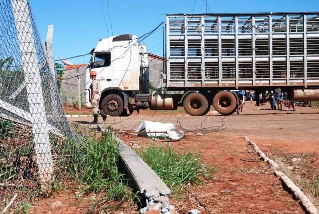 Idoso de 76 anos morre ap&oacute;s poste de energia cair em sua cabe&ccedil;a