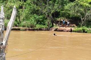 Acesso à aldeia é por rio; cordão de arame ajuda na travessia. (Fotos: Rodrigo Pazinato)
