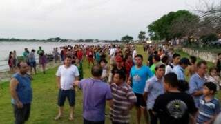 Na tarde de ontem, curiosos e parentes das vítimas às margens do Rio Paraguai. (Foto: Edcarlos de Oliveira) 