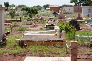 Lotação preocupa autoridades, que cobram um crematório municipal e a verticalização dos túmulos (Foto: Marcos Ermínio)