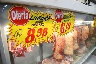 Proprietário de supermercado afirma que vendas de carne crescem em dia de promoção. (Foto: Fernando Antunes)