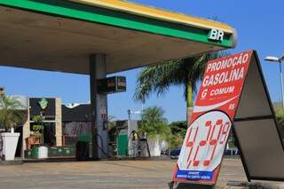 Motorista encontrou variação de R$ 4,04 a R$ 4,49 no litro da gasolina (Foto: Marina Pacheco)