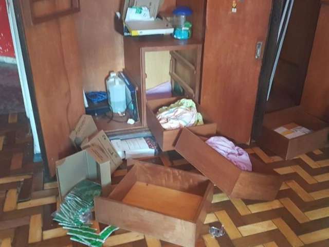 Pol&iacute;cia faz batida em boate em busca de drogas, armas e adolescente