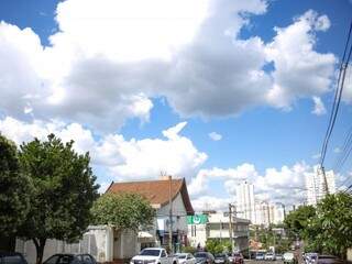 Céu claro com nuvens na tarde desta segunda-feira no Jardim dos Estado em Campo Grande (Foto: Paulo Francis)