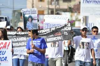Manifestação contra o erro médico no centro de Campo Grande (Foto: João Garrigó)