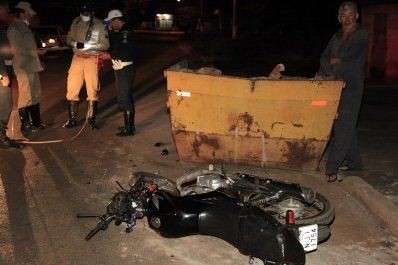 Motociclista fica em estado grave ao colidir em ca&ccedil;amba
