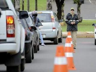 Agente de trânsito controlando fluxo de veículos em local onde cones ajudam na sinalização (Foto: Divulgação/Agetran)