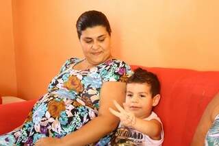 Prestes a ganhar o 2º filho, Camila conta com a ajuda da mãe para cuidar de Cauã nas férias