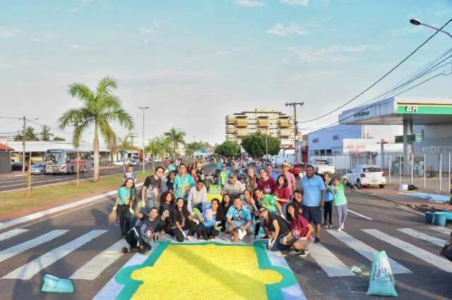Tapetes come&ccedil;am a forrar 13 de Maio para prociss&atilde;o com Dom Dimas