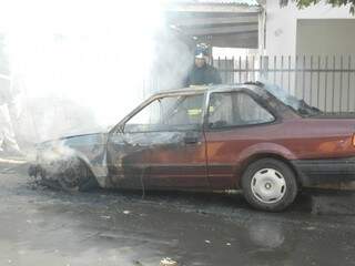 Fogo destrói carro em Três Lagoas. (Foto:Rádio Caçula)