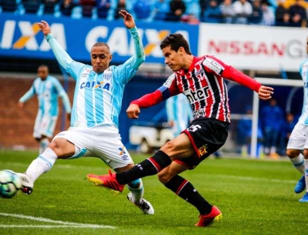 Em jogo de dois p&ecirc;naltis, S&atilde;o Paulo s&oacute; fica no empate com o Ava&iacute;