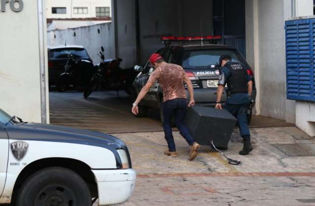 Jovens s&atilde;o detidos pela pol&iacute;cia ap&oacute;s noite com som alto em carros