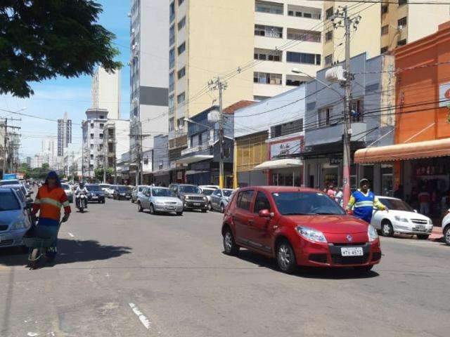 Tapa buraco deixa tr&acirc;nsito confuso no centro de Campo Grande 