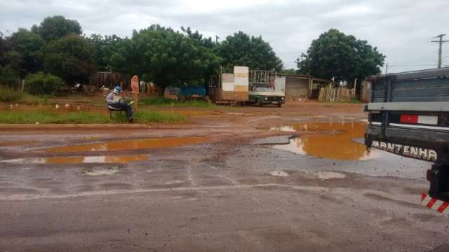 Boneco pescador reivindica conserto de vazamento no Nova Campo Grande 